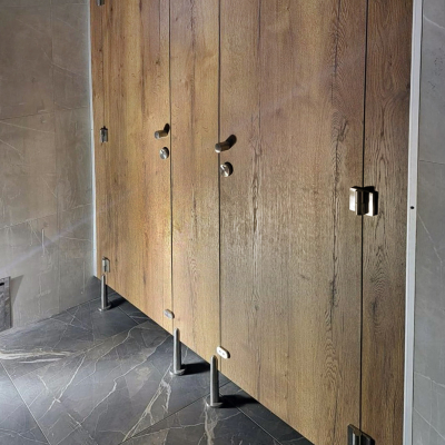 SANITÁRNÍ KABINKY A PŘÍČKY